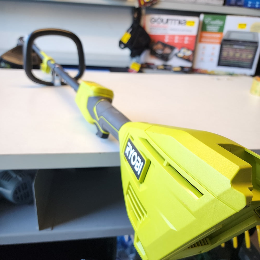 40V 15 in. Expand-It Cordless Battery Attachment Capable String Trimmer with 4.0 Ah Battery and Charger (RY40ST01K) 40V 15 in. Expand-It Cordless Battery Attachment Capable String Trimmer with 4.0 Ah Battery and Charger (RY40ST01K)
